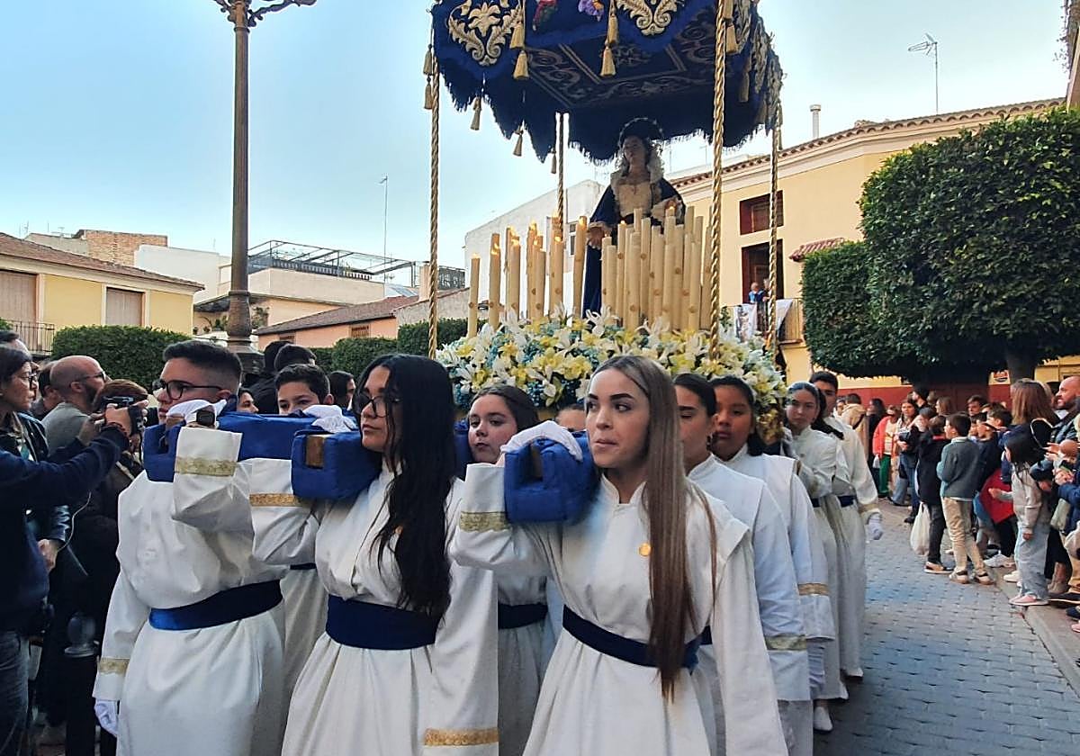 Jóvenes, portando la imagen de la Virgen del Primer Dolor.