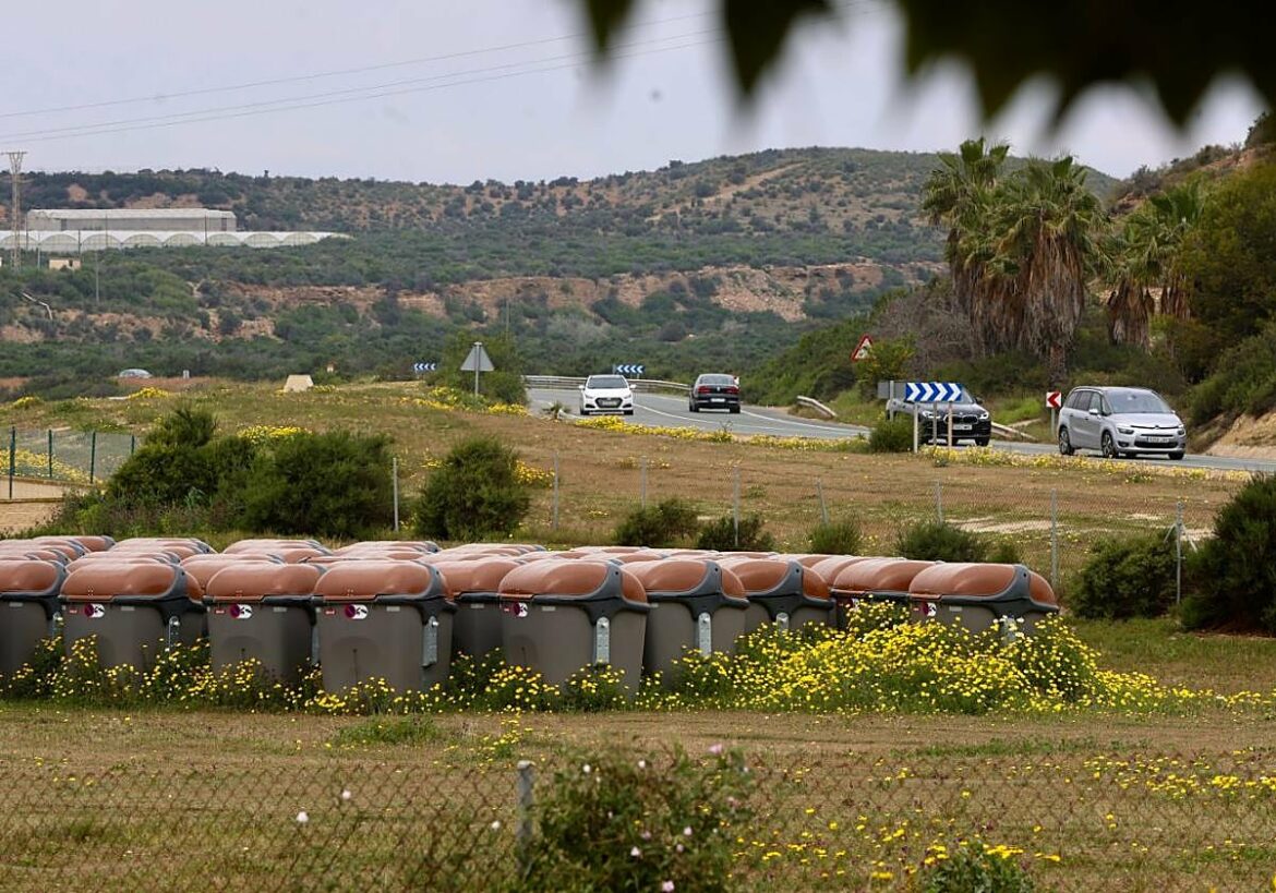 La falta de un camión para recoger la basura en Mazarrón impide desplegar los nuevos contenedores