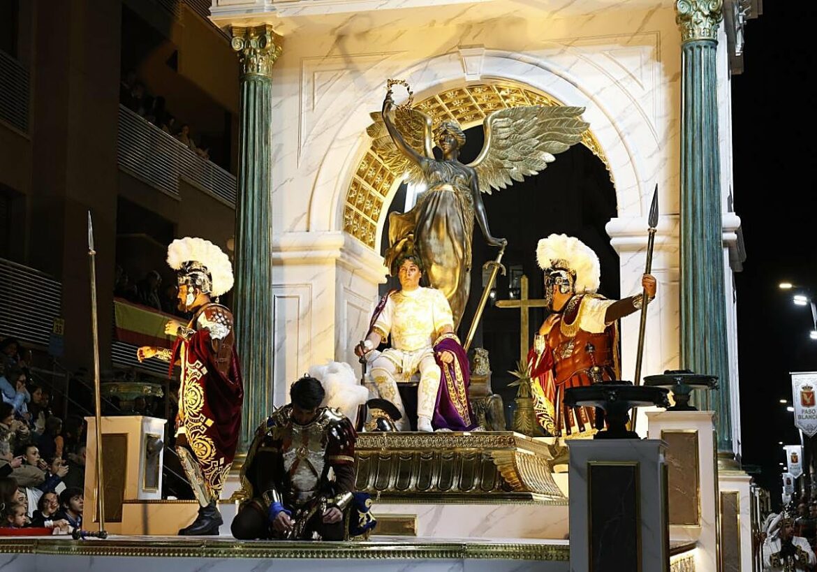 El Paso Blanco engrandece a Constantino I en Lorca