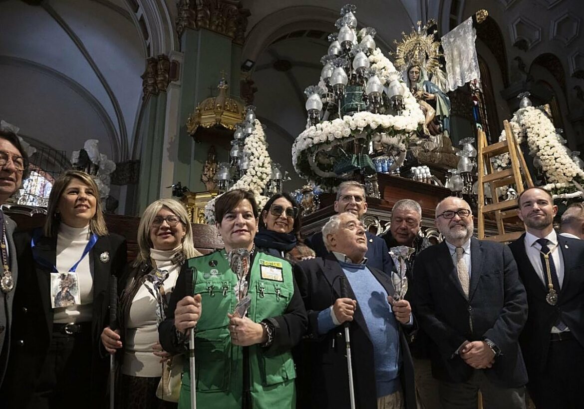 La Virgen de la Piedad de Cartagena luce en su trono tres rosas elaboradas con cupones de la ONCE