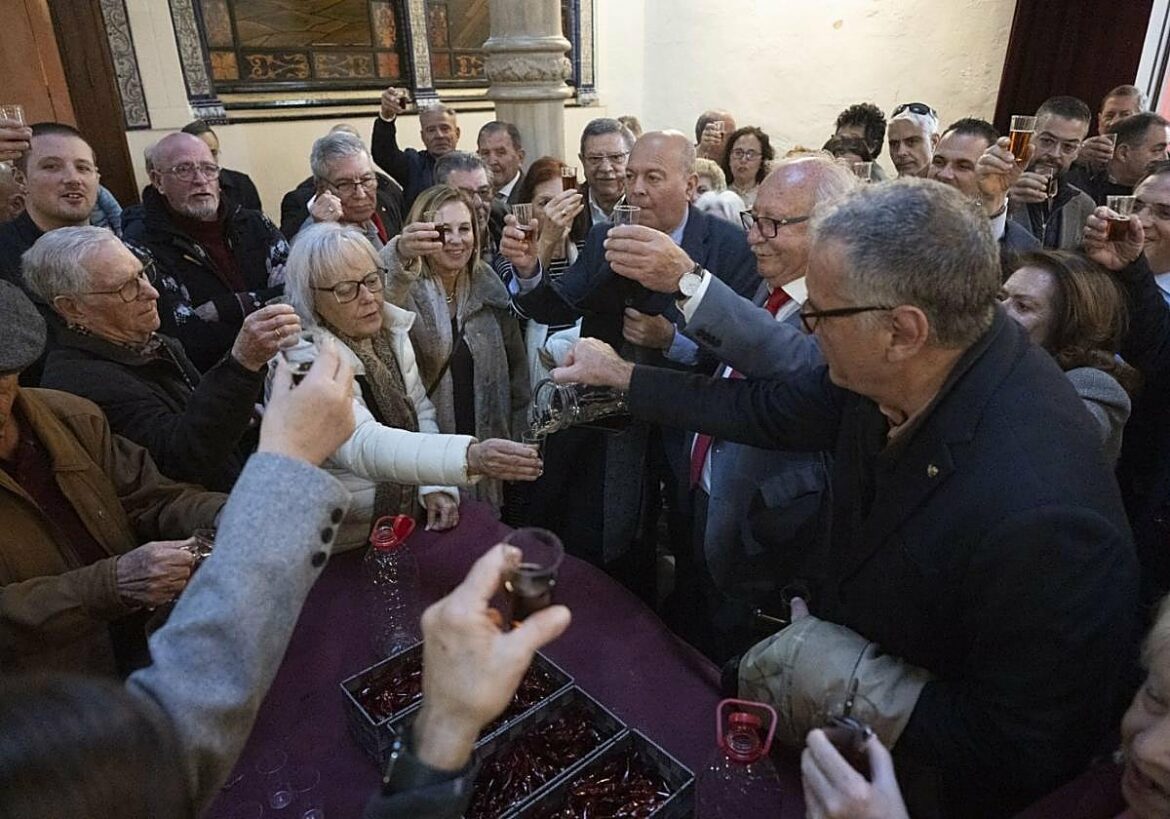 Los californios sacan pecho de su sala de exposiciones y del grupo de teatro