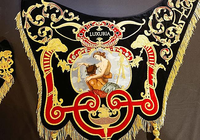 Bordado del manto de la lujuria.
