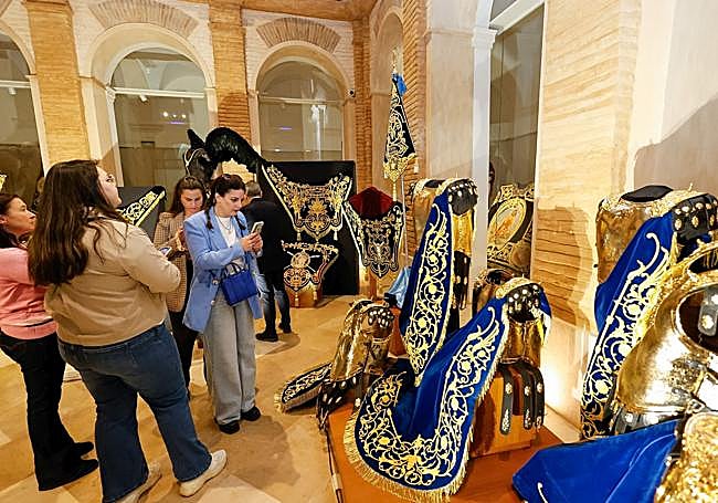Mantos de la infantería romana, realizados en canutillo de oro sobre terciopelo azul.
