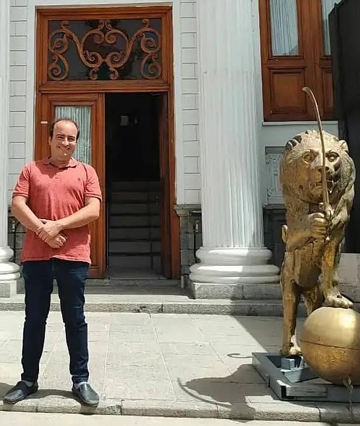 Imagen secundaria 2 - Javier, en una visita al Parlamento Antiguo de Irán, en Teherán, bombardeado hace unos días, y en un restaurante de la capital iraní. 