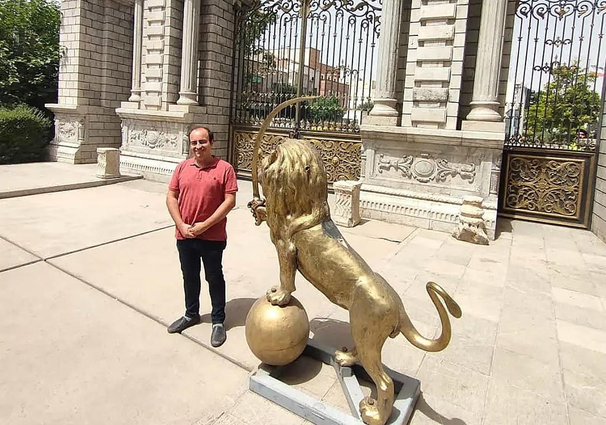 Imagen principal - Javier, en una visita al Parlamento Antiguo de Irán, en Teherán, bombardeado hace unos días, y en un restaurante de la capital iraní. 