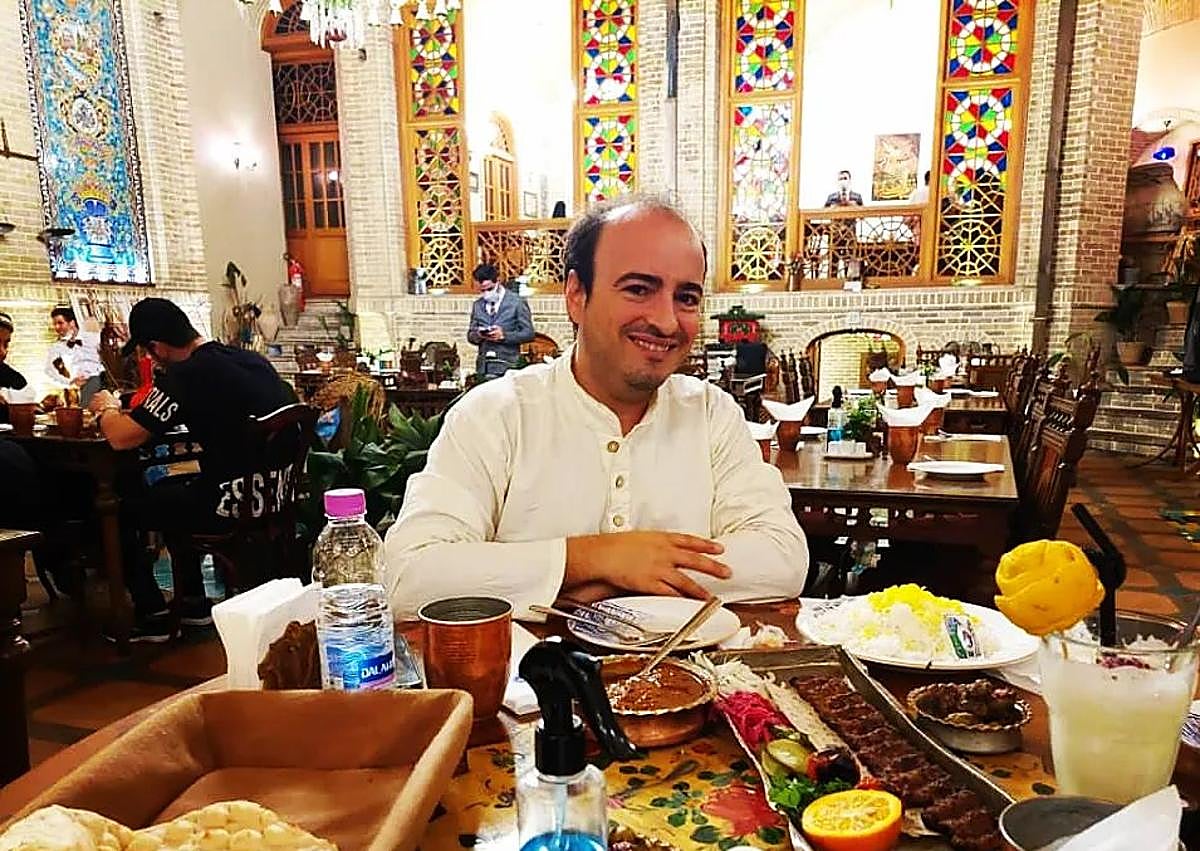 Imagen secundaria 1 - Javier, en una visita al Parlamento Antiguo de Irán, en Teherán, bombardeado hace unos días, y en un restaurante de la capital iraní. 
