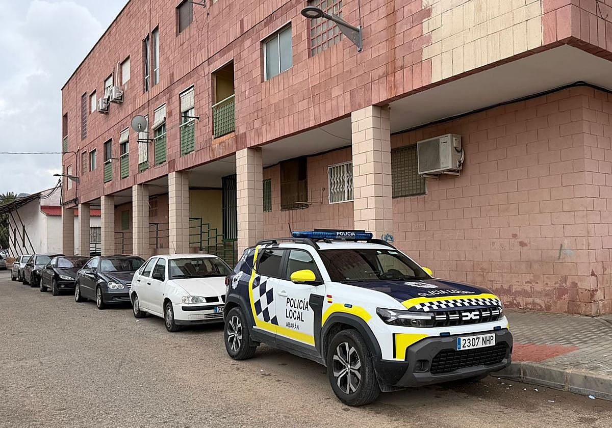 Un vehículo de la Policía Local en el lugar del suceso.