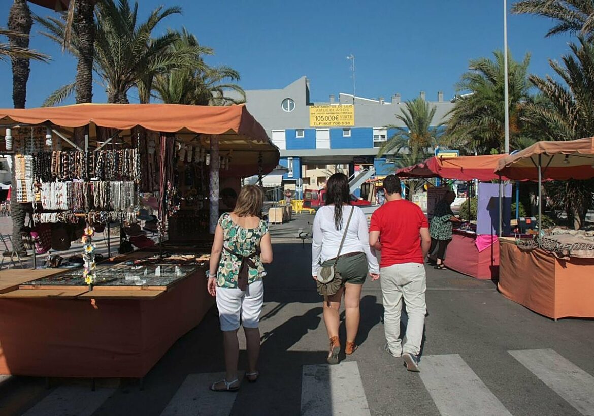 El mercadillo de la plaza Bohemia de La Manga reabre con nueve puestos hasta el domingo