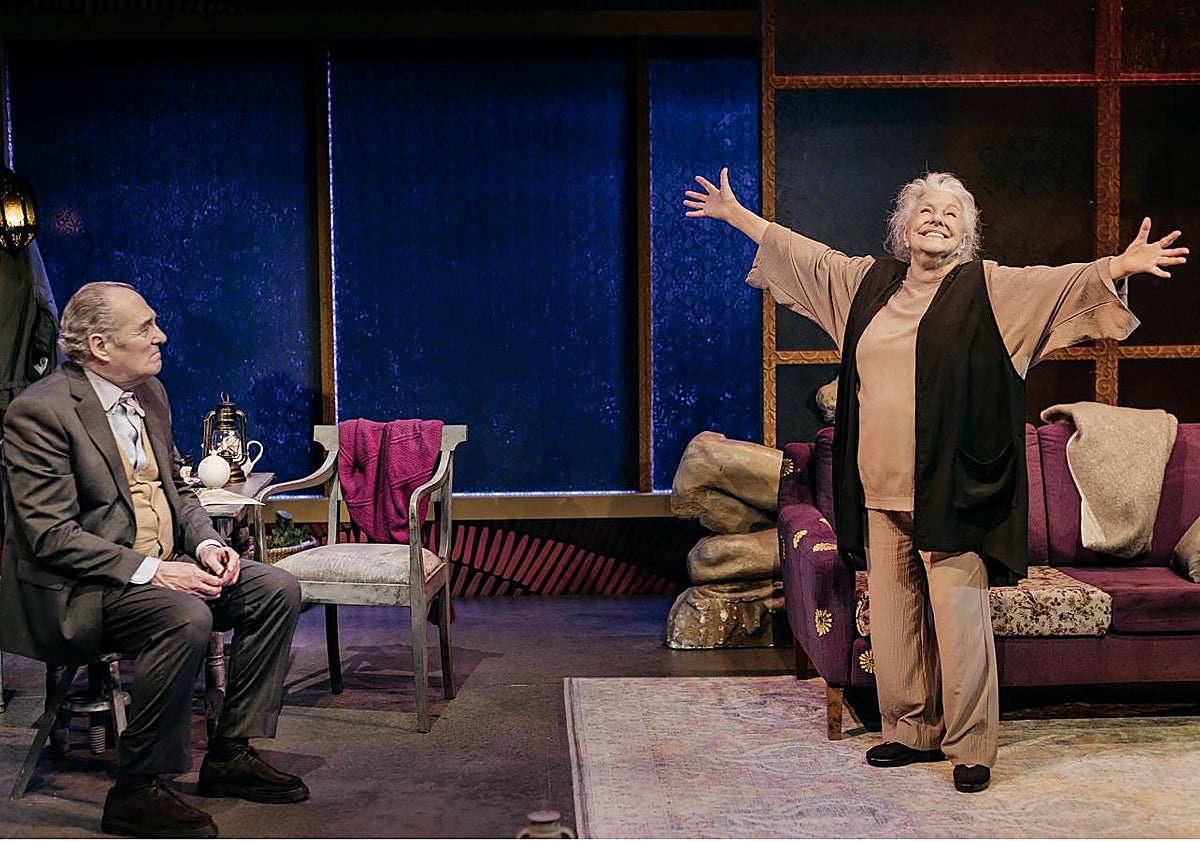 Imagen principal - Arriba, Carlos Olalla y Lola Herrera en una escena de 'Camino a La Meca', obra dirigida por Claudio Tolcachir; abajo, Natalia Dicenta y Lola Herrera, que son madre e hija fuera del escenario y amigas en la ficción teatral.