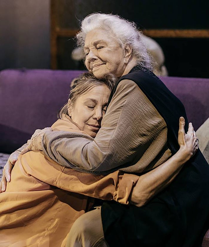 Imagen secundaria 2 - Arriba, Carlos Olalla y Lola Herrera en una escena de 'Camino a La Meca', obra dirigida por Claudio Tolcachir; abajo, Natalia Dicenta y Lola Herrera, que son madre e hija fuera del escenario y amigas en la ficción teatral.