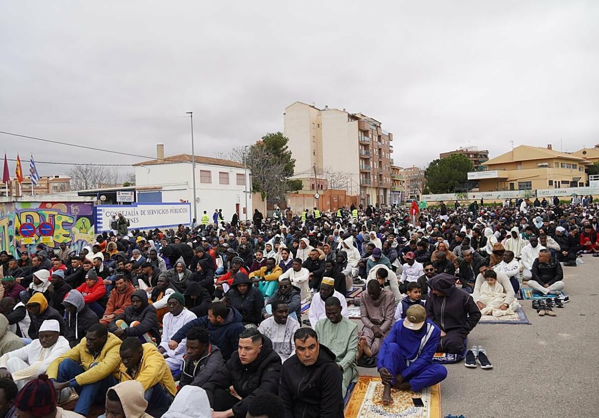 El veto al polideportivo de Jumilla traslada el fin del Ramadán al parking de la piscina