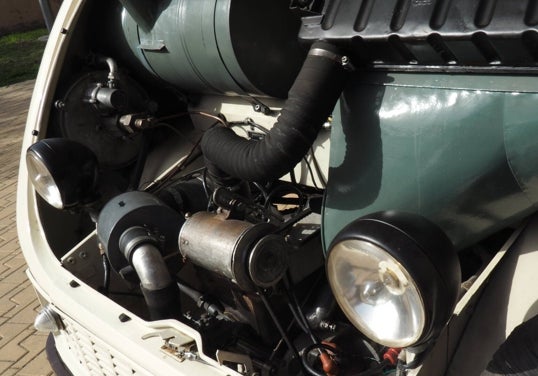 Motores dos tiempos, e incluso un eléctrico, en posición delantera transversal, y tracción delantera