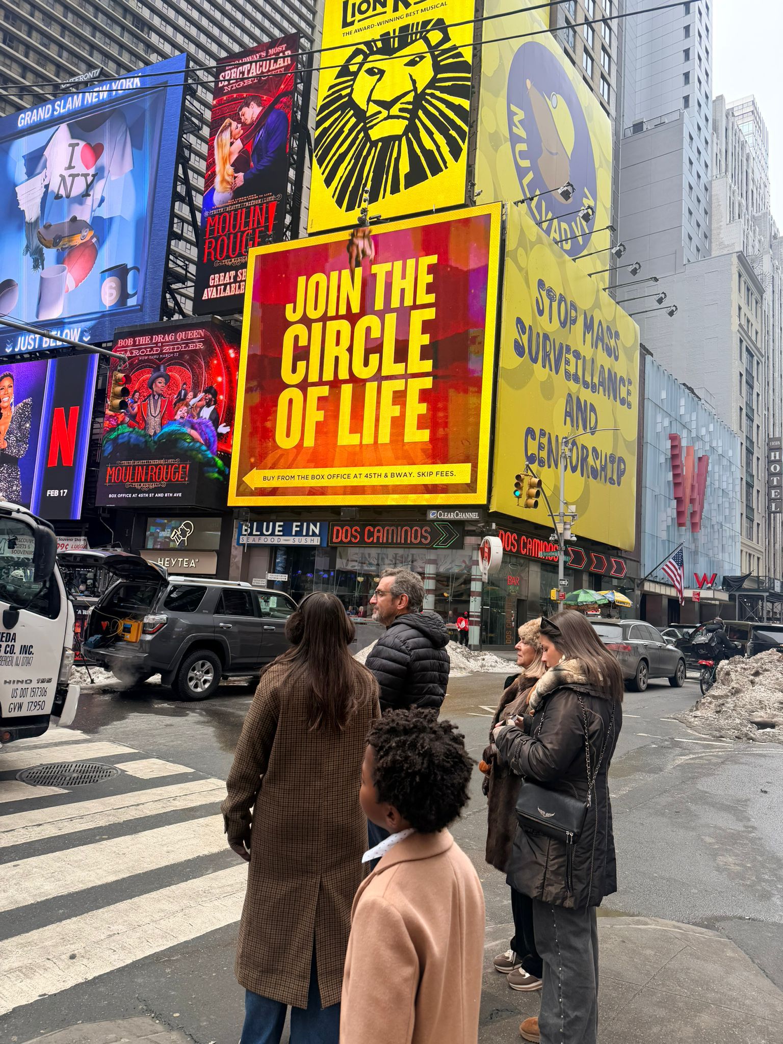Imagen - De paseo por Times Square, Firo Oliva observó, a pocas horas de su estreno, el cartel que anunciaba 'El Rey León' en un teatro neoyorkino.