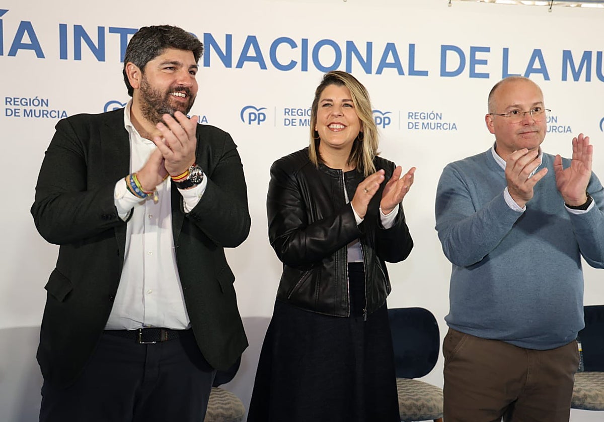 Fernando López Miras, Noelia Arroyo y Miguel Tellado durante el acto de hoy.
