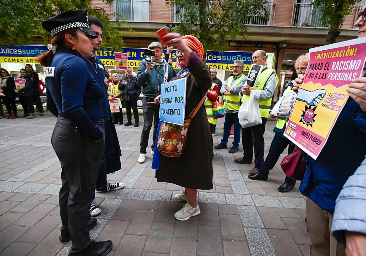 Una veintena de ONG denuncian racismo en controles e identificaciones policiales en la Región de Murcia