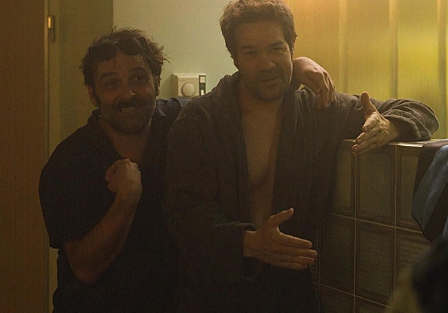 Momento de complicidad entre Pablo Guerrero y Juan Dávila en una de las noches de trabajo.