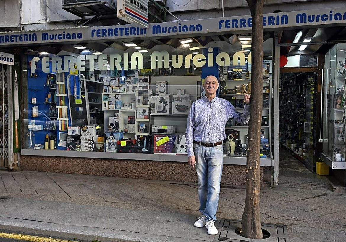 Se va otro negocio de los que ya no quedan: cierra la ferretería de la calle Correos de Murcia por jubilación