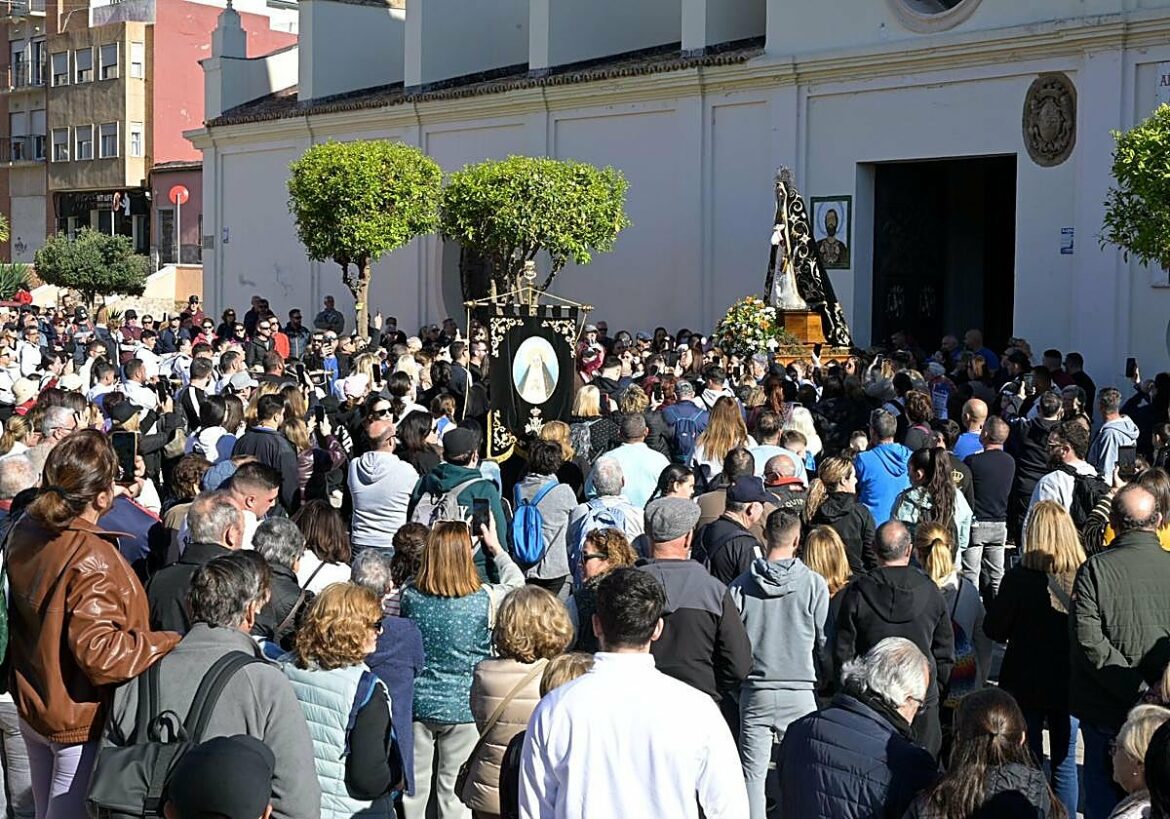 Un baño de flores y piropos para la señora del Calvario en Cartagena