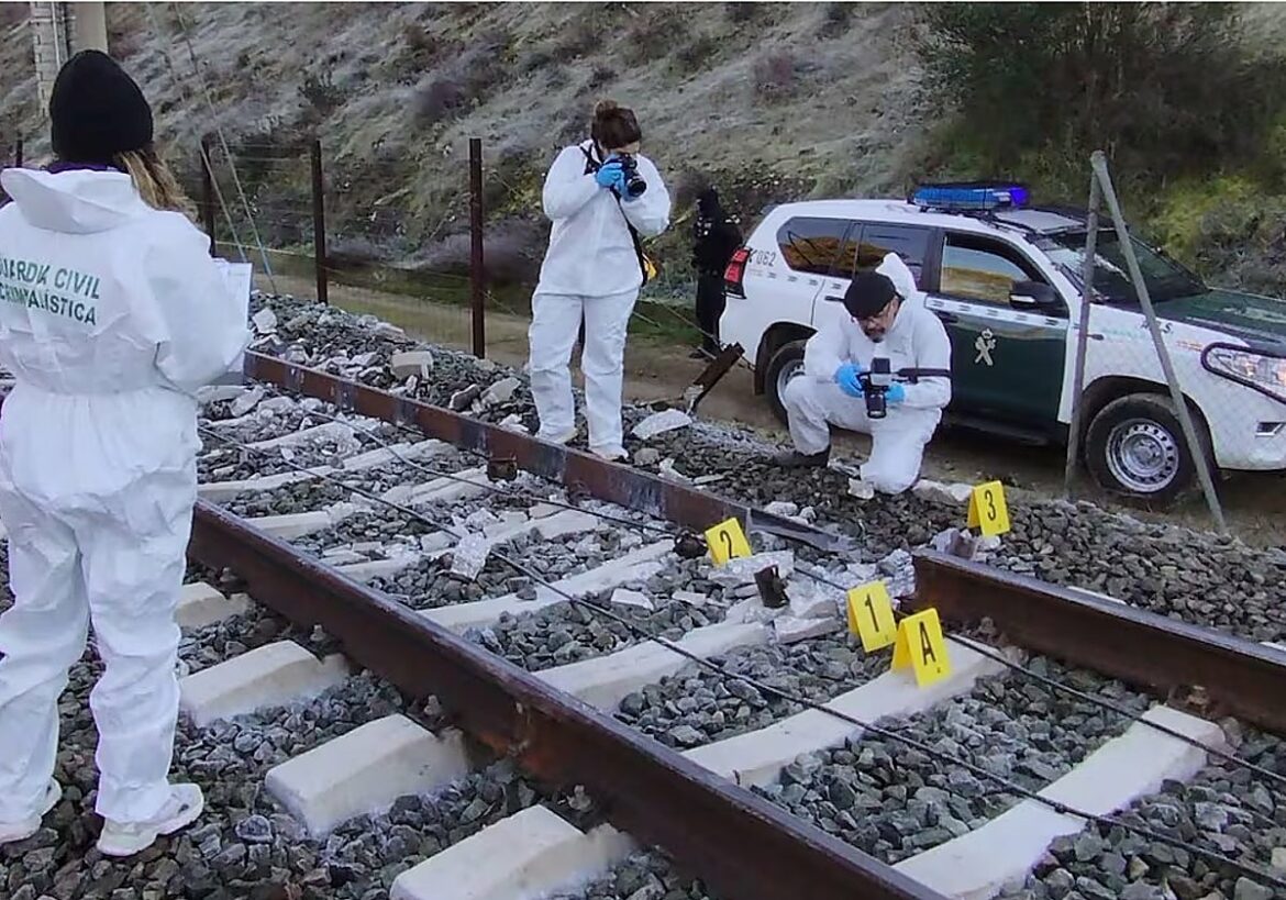 La investigación de Adamuz apunta a que la vía se fracturó un día antes del accidente