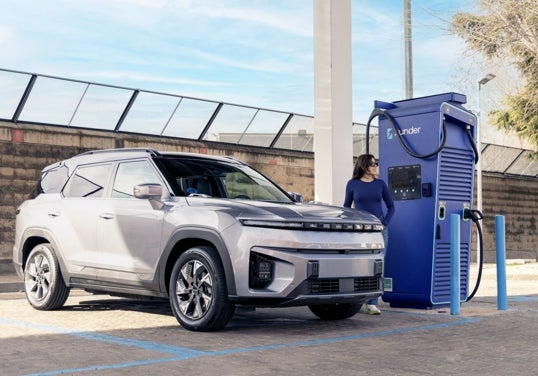 La guerra en Irán destapa la ventaja del coche eléctrico frente al de combustión