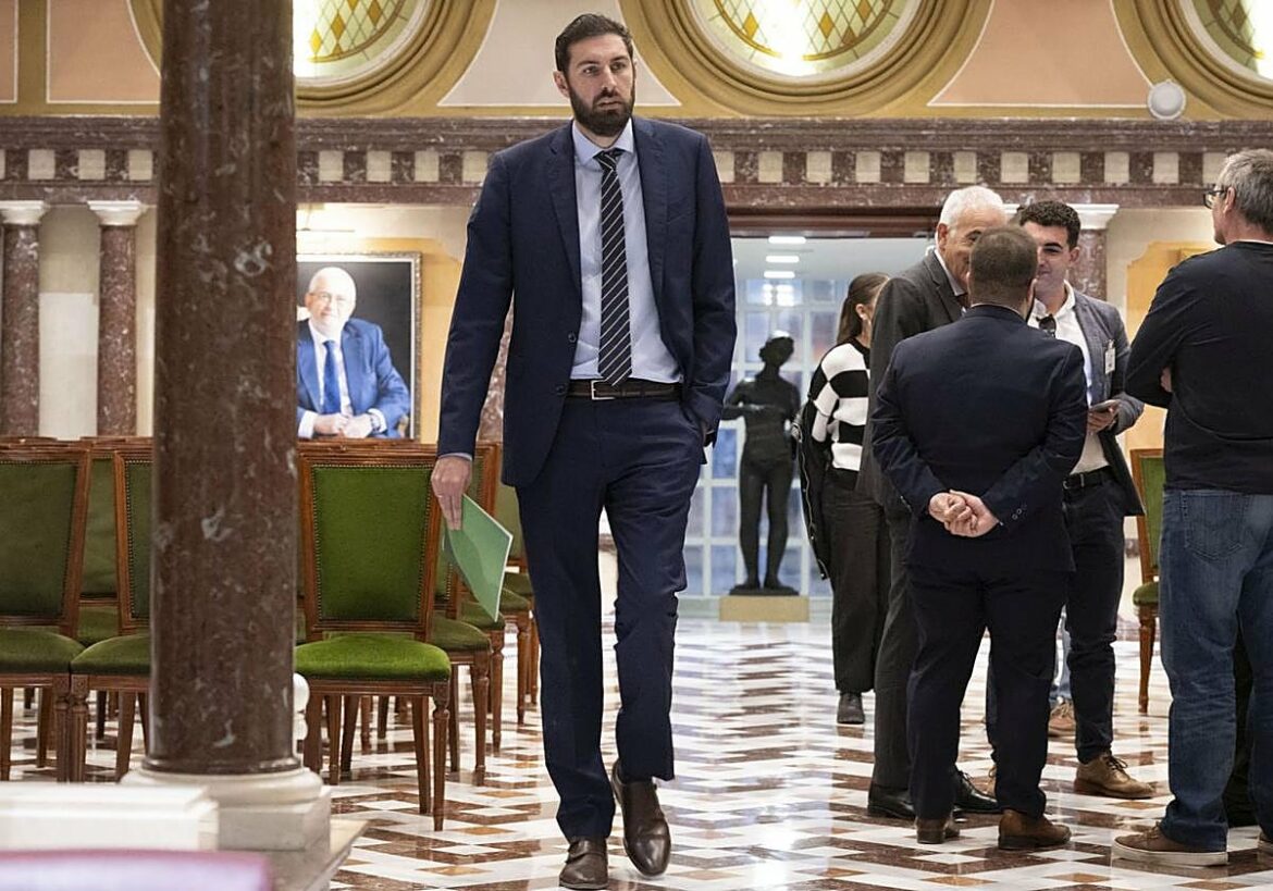 Vox abre expediente disciplinario a José Ángel Antelo y le suspende de militancia