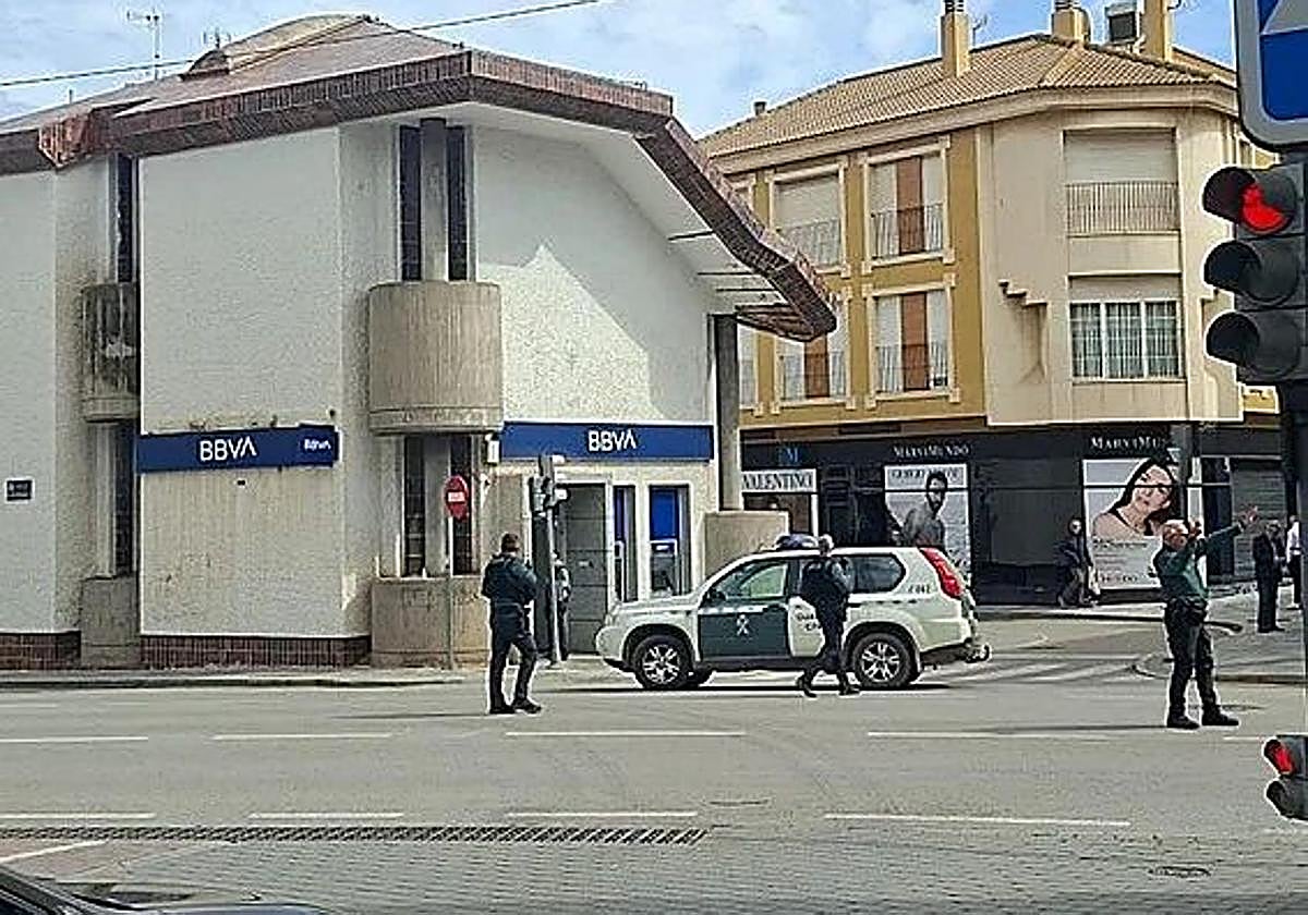 Agentes de la Guardia Civil, en la entrada del banco atracado.