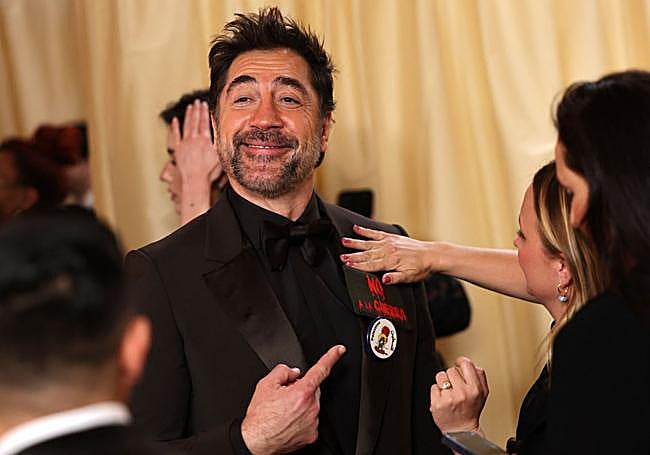 Javier Bardem lució una pegatina del 'No a la guerra'.