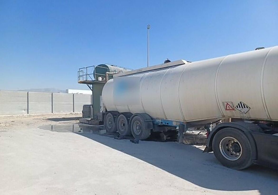 Herido grave un trabajador al caerle encima betún caliente en Lorca