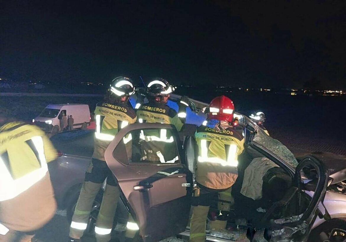 Un hombre muerto y una mujer herida en un accidente provocado por un vehículo que circulaba en sentido contrario en Lorca