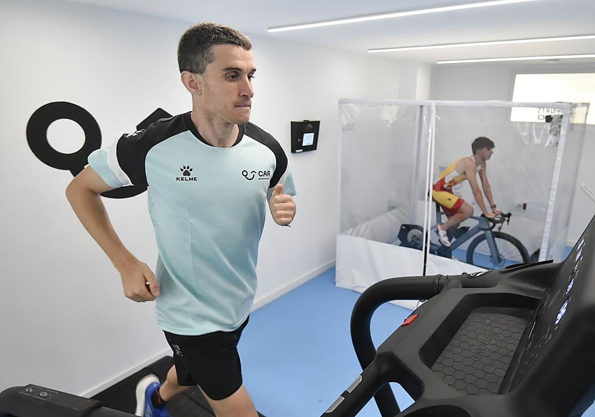 Imagen principal - Mariano García y Abel Torreblanca sudan a casi 3.000 metros de altura y 45 grados; María Xiao y Álex Puebla descansan en la sala de estar, y los cinco atletas posan en el interior de la nueva sala de hipoxia del CAR.