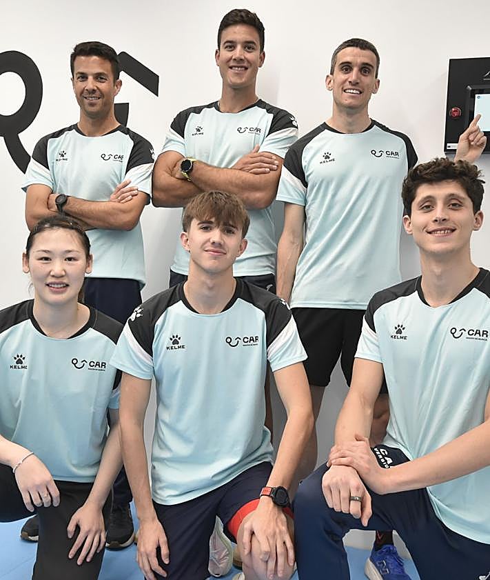 Imagen secundaria 2 - Mariano García y Abel Torreblanca sudan a casi 3.000 metros de altura y 45 grados; María Xiao y Álex Puebla descansan en la sala de estar, y los cinco atletas posan en el interior de la nueva sala de hipoxia del CAR.