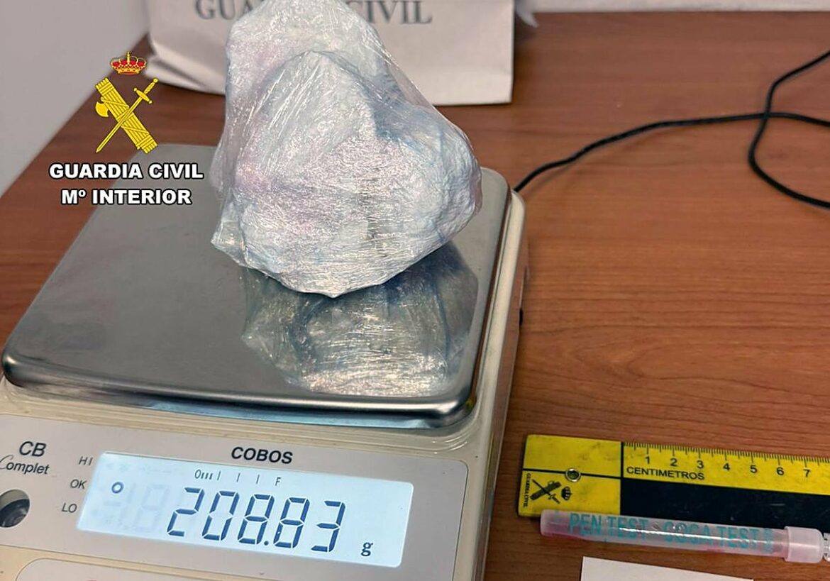 Cazados con una roca de 200 gramos de cocaína de gran pureza en un control de vehículos de Lorca