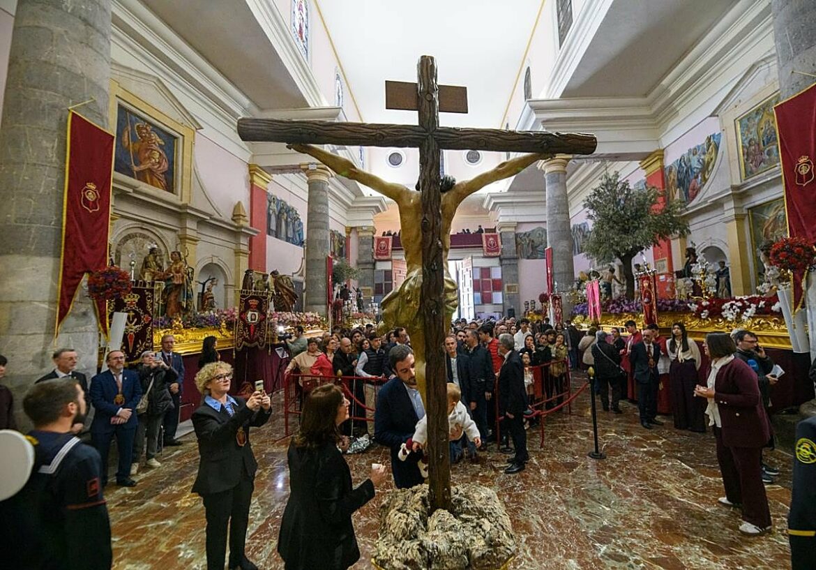 El barrio murciano de San Antolín se postra ante su Señor