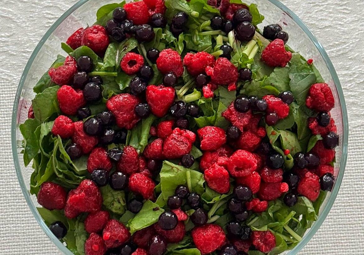 ¿Comer los alimentos en crudo para aprovechar todos sus nutrientes? Un experto revela los mitos tras esta afirmación