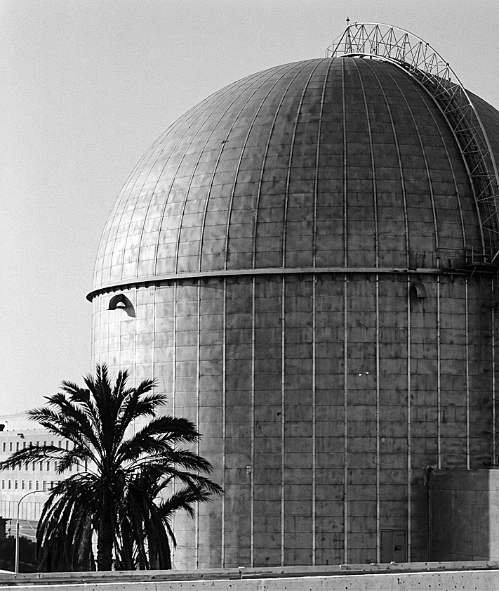 Imagen secundaria 2 - Portada del Times y fotografías de Dimona de entonces reescaladas digitalmente.