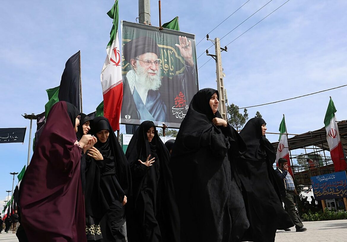 Mueren 26 personas, entre ellas siete niños, en un bombardeo contra una ciudad iraní