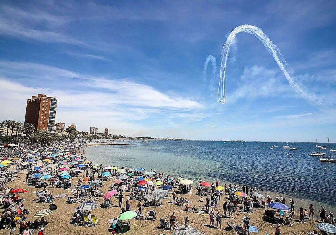 El Festival Aéreo de San Javier espera de nuevo una afluencia masiva para ver el vuelo de cazas, helicópteros y ‘paracas’