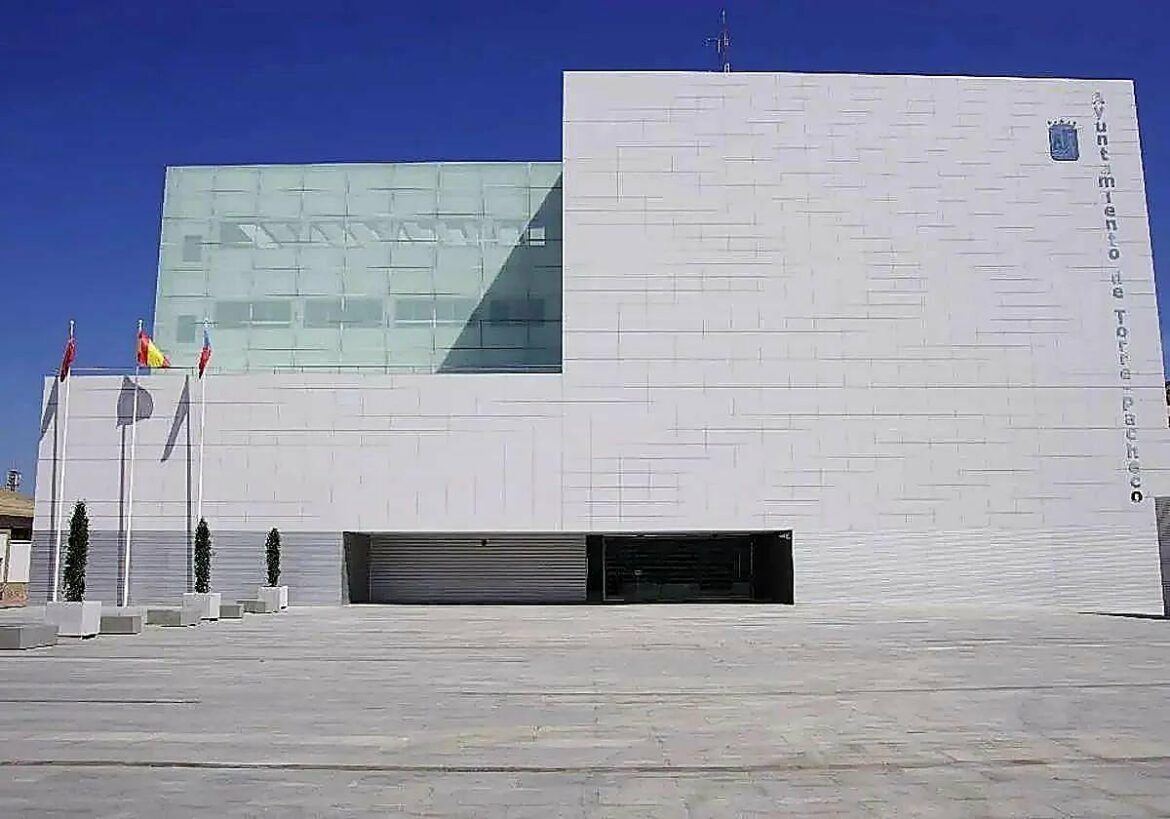 Los Independientes critican el «bloqueo negligente» de varios contratos básicos para el Ayuntamiento de Torre Pacheco