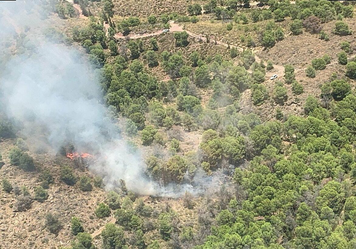 Los bomberos trabajan en la extinción de un incendio declarado en Sierra Espuña