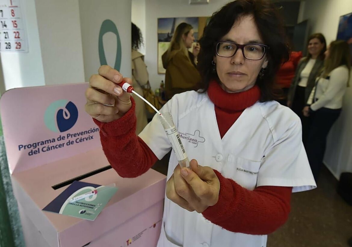 La apuesta del cribado de cáncer de cérvix en la Región de Murcia: un kit para realizarse la ‘autotoma’ en casa