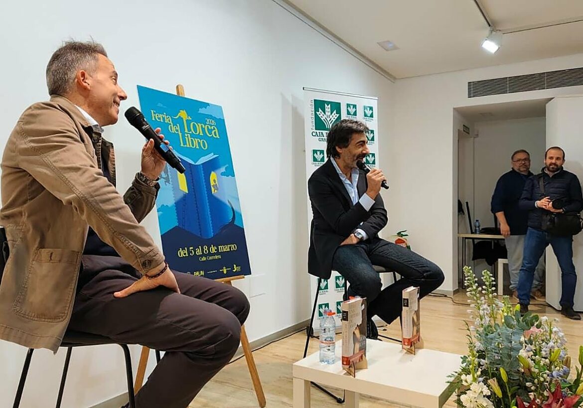 Juan del Val en la Feria del Libro de Lorca: «Aprender es un ejercicio que hago cada día»