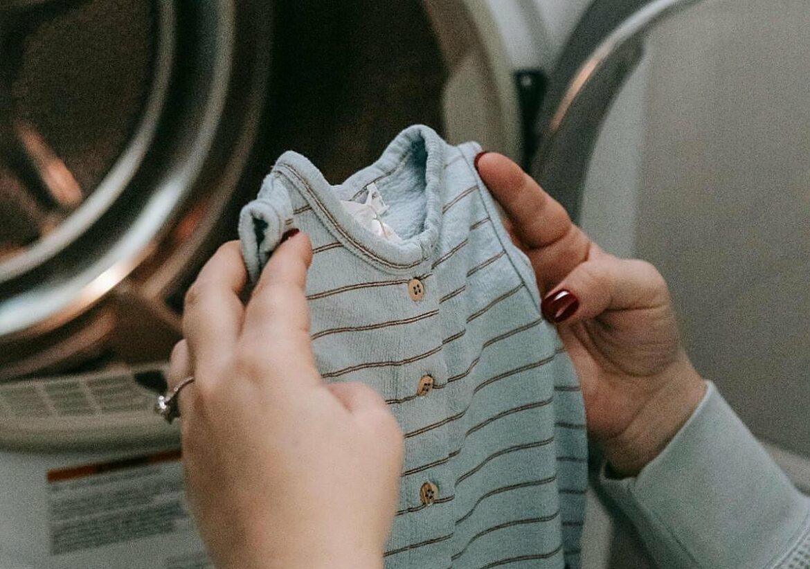 La pestaña secreta de tu lavadora que no estás utilizando y que evita que la ropa quede perfectamente limpia