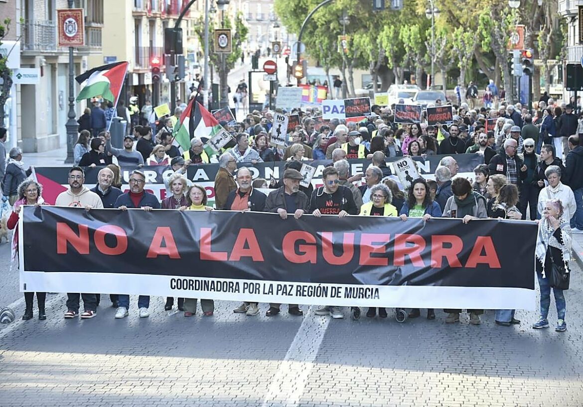 El lema ‘No a la guerra’ vuelve a las calles de Murcia y reúne a cerca de un millar de personas en una marcha por la paz