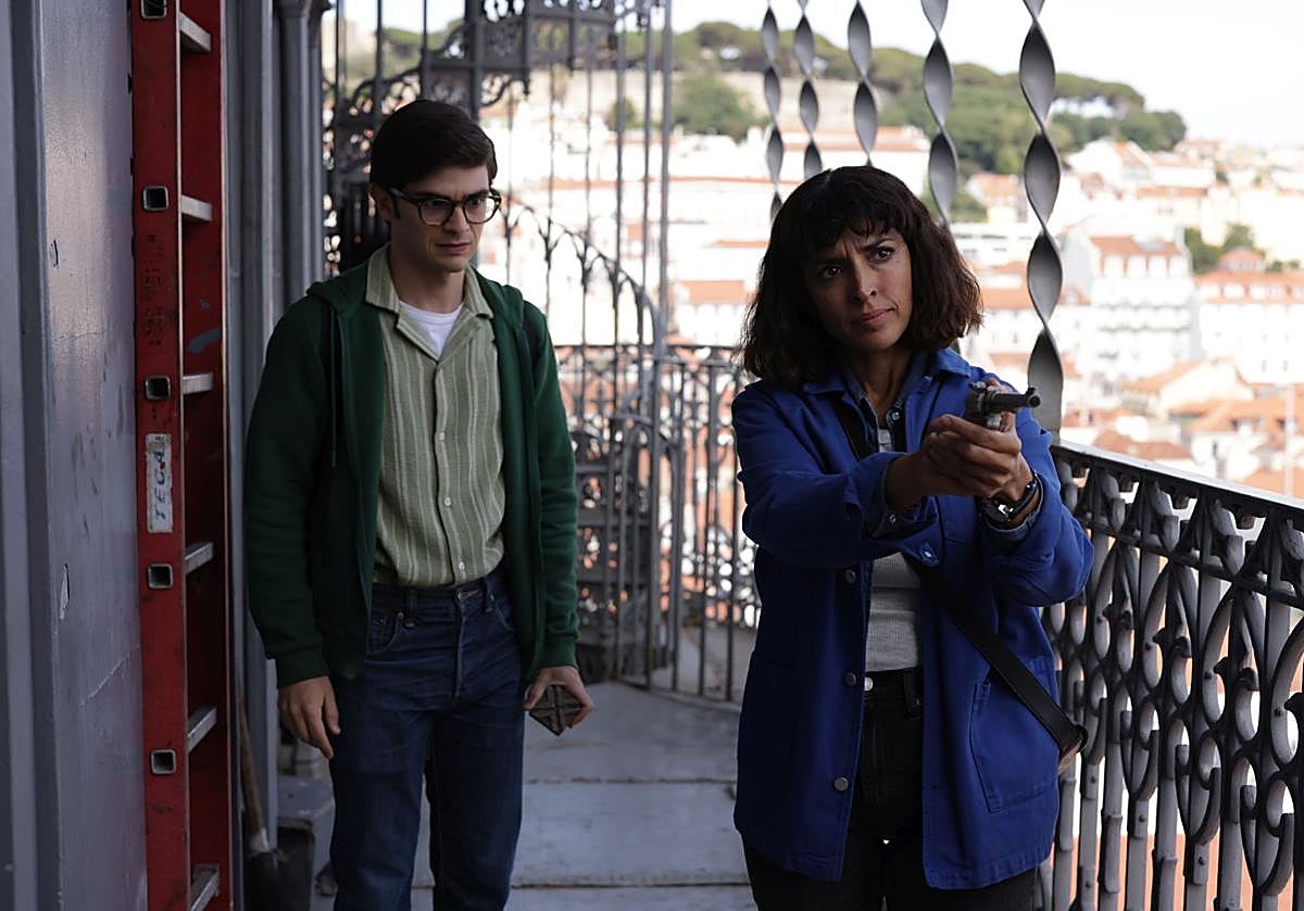 Imagen principal - Biel Montoro, Inma Cuesta, Pedro Casablanc y Ana Wagener, en tres fotogramas de la ficción.