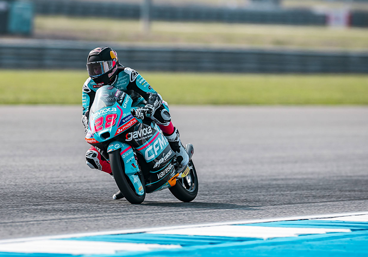 Máximo Quiles gana por duplicado en Brasil y se sitúa líder de Moto3