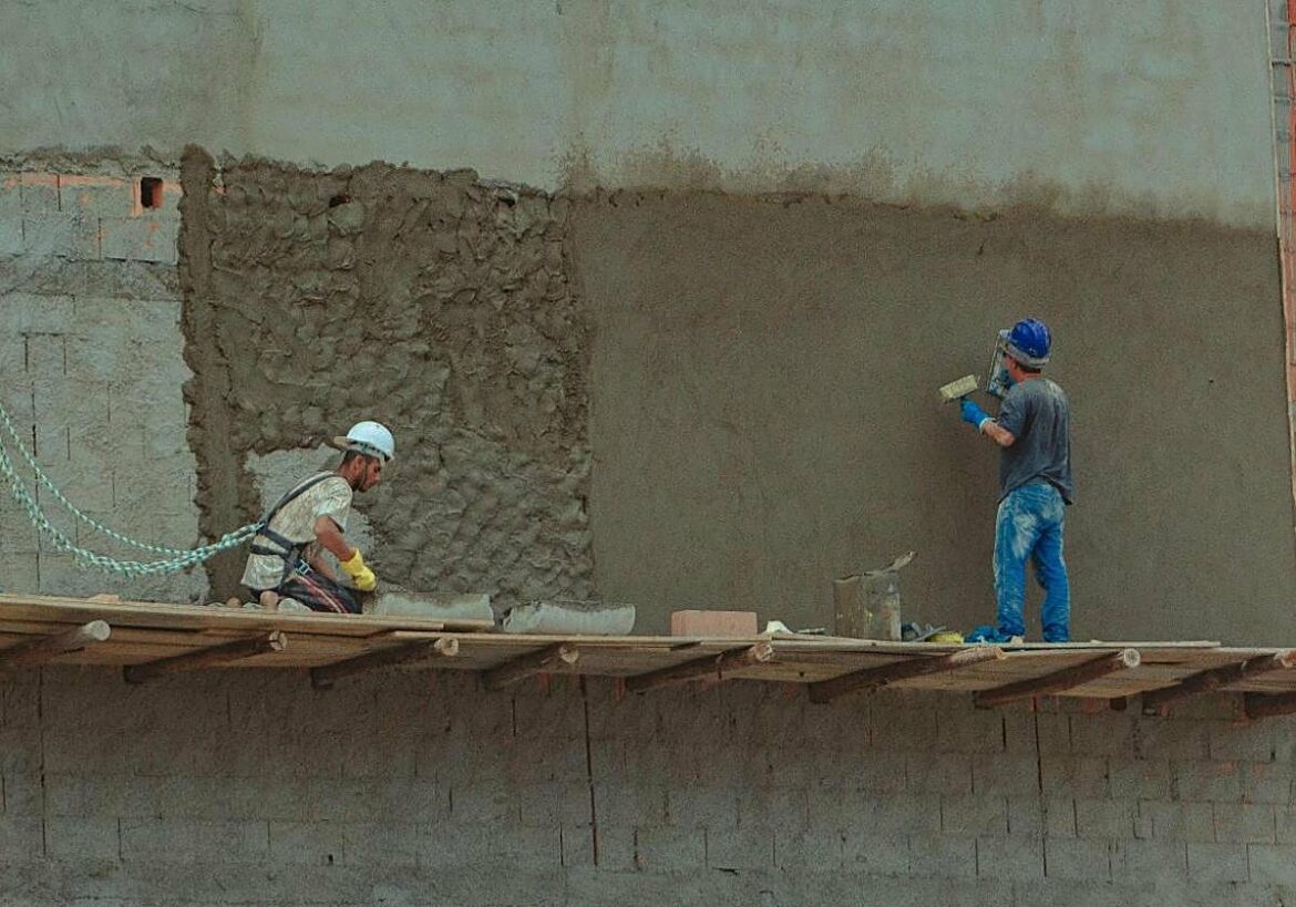 Despedido por construir un muro de hormigón mientras se encontraba de baja por vértigos