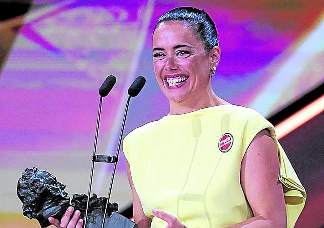 La actriz vitoriana Patricia Ruiz de Azúa con su segunda estatuilla.