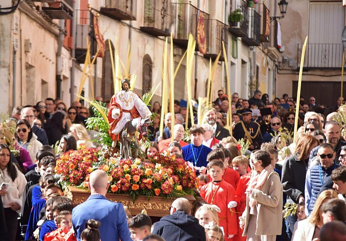 Niños de todas las cofradías portan la imagen de ‘La borrica’ en la procesión de Domingo de Ramos de Caravaca