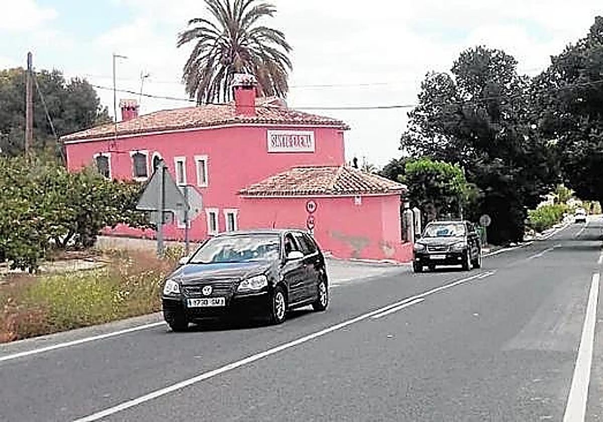 Dos vehículos circulan por la carretera RM-516 en una imagen de archivo.