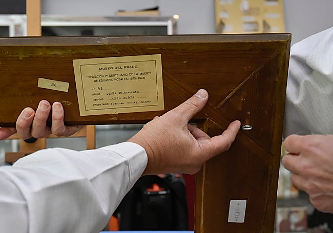 Reverso del marco original del cuadro, con una nota pegada que deja constancia de que la obra participó en la exposición del Prado de 1973